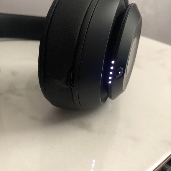 Beats Studio 3 Wireless Headphones - Picture 2 of 8